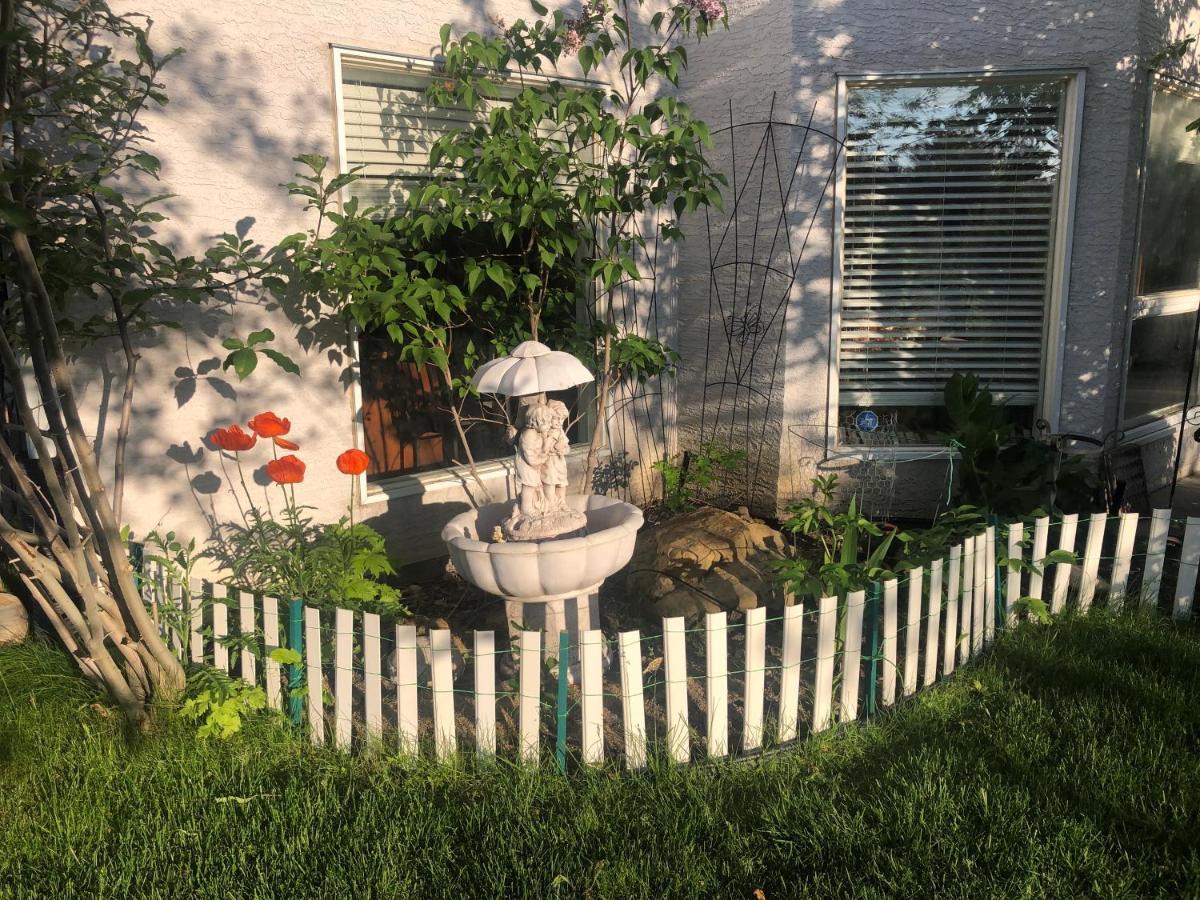 Hotel Hamptons Rose Garden Family! YYC Exterior foto